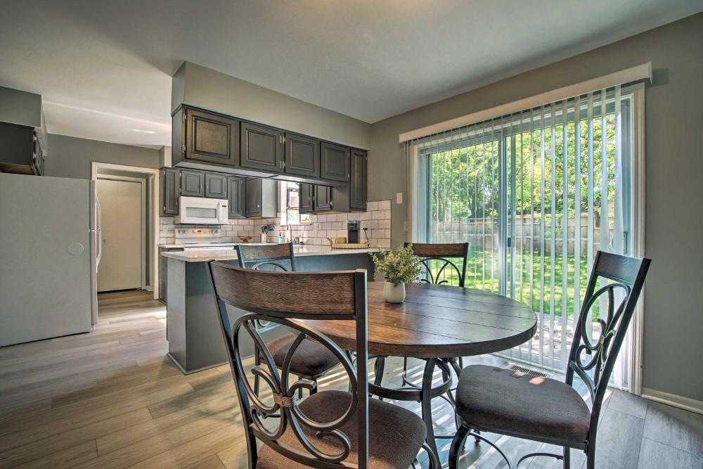 Modern Townhome with Fireplace Near Stoll Park